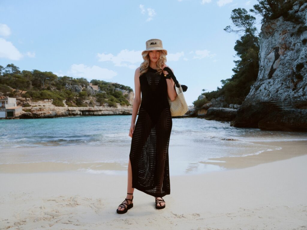 Módne plážové šaty 2024: čierne ažúrové plážové šaty