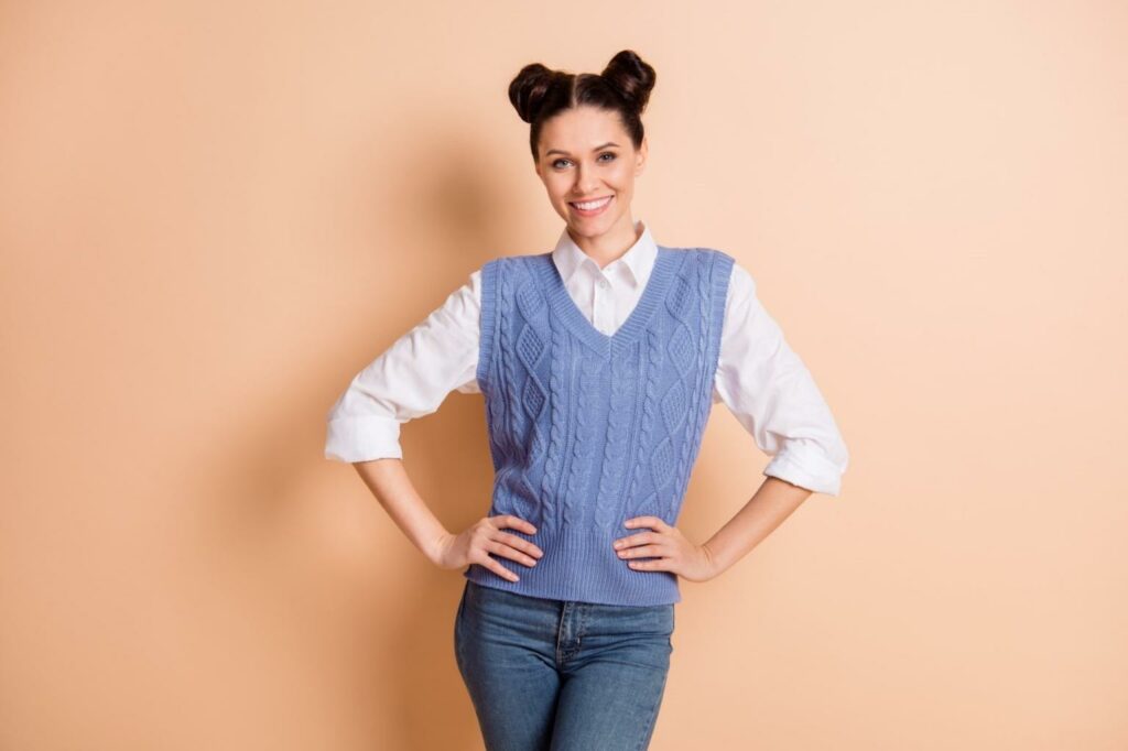 Pletená vesta – aký strih je vhodný pre tvorbu ležérnych outfitov?