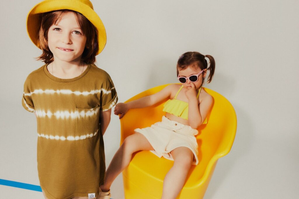 Deti v klobuku a slnecnych okuliaroch