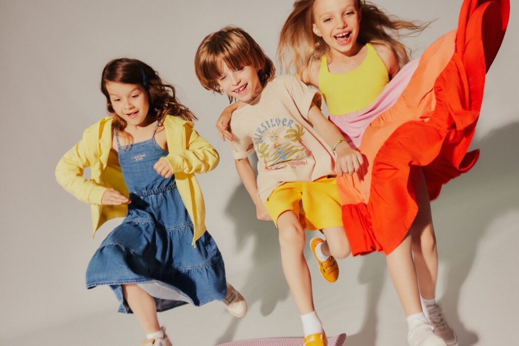 Deti v letnom obleceni roznych farieb a stylov