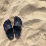 Námornícky modré topánky Crocs na pláži
