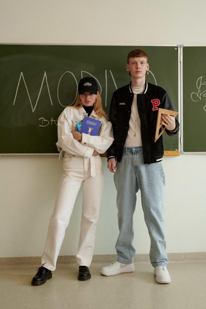Studenti v modnych skolskych outfitoch