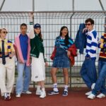 Studenti v modnych skolskych outfitoch