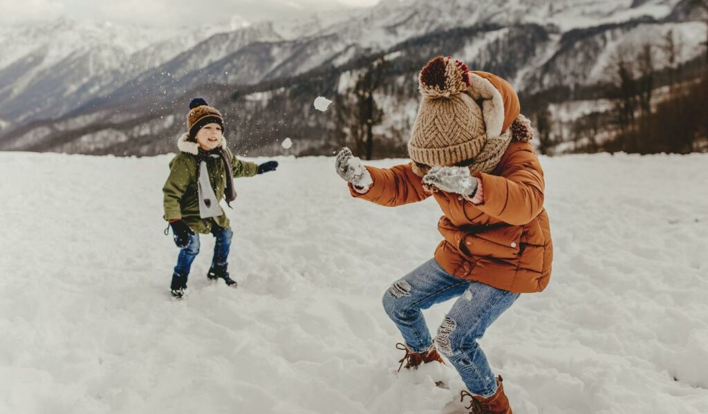 Stastne deti sa hraju v snehu