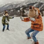 Stastne deti sa hraju v snehu