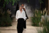 Dámska móda jar-leto 2024 - modelky na móle, v popredí žena v čierno-bielom outfite