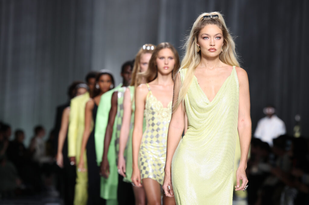 Módne farby jar-leto 2024 – modelky na móle v outfitoch v odtieňoch žltej a zelenej