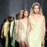Módne farby jar-leto 2024 – modelky na móle v outfitoch v odtieňoch žltej a zelenej