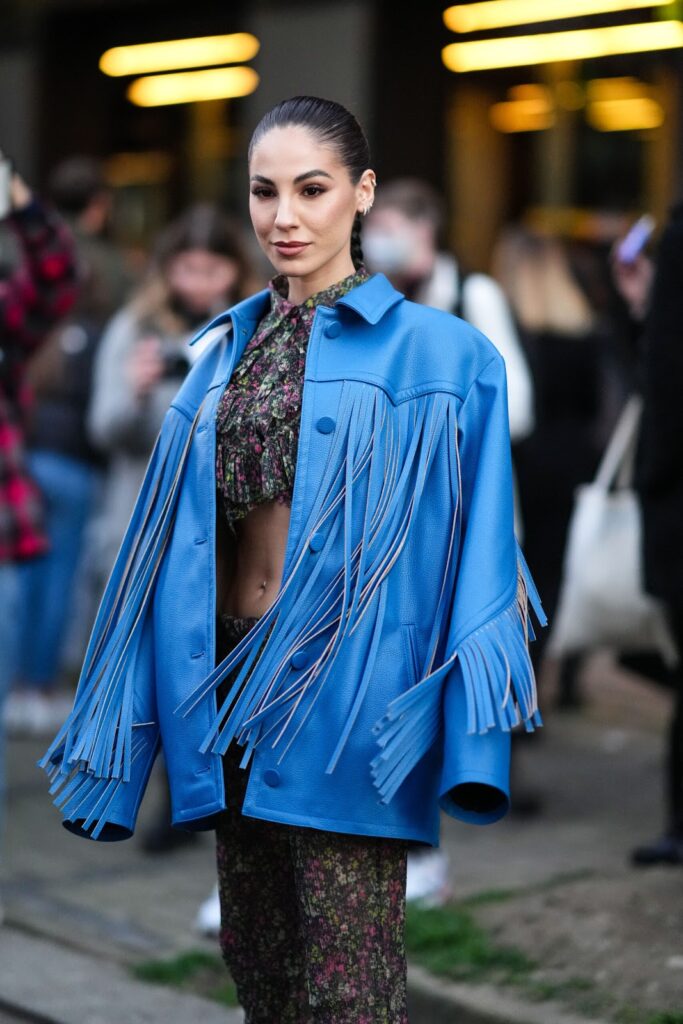 Giulia De Lellis v modrej kozenej bunde so strapcami