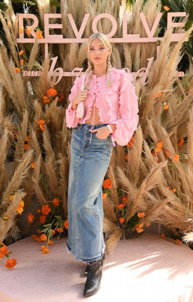 Outfit na country festival, ružová volánová blúzka, denimová maxi sukňa, kovbojské čižmy