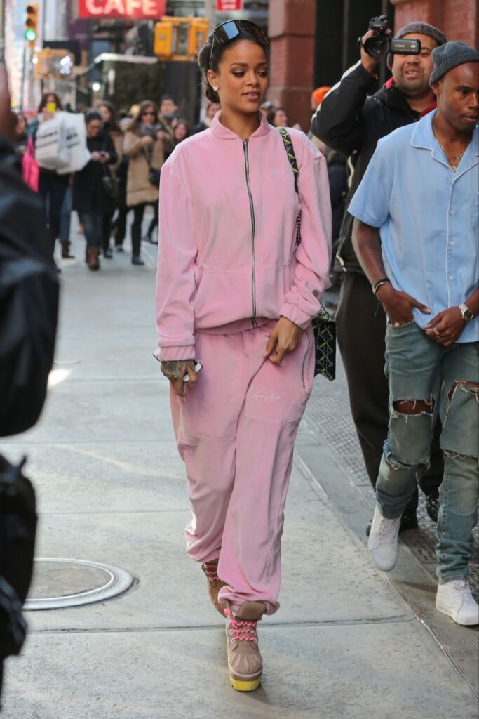Rihanna v ružovej velúrovej teplákovej súprave.
