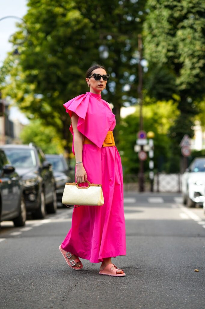 žena v dlhých ružových letných šatách