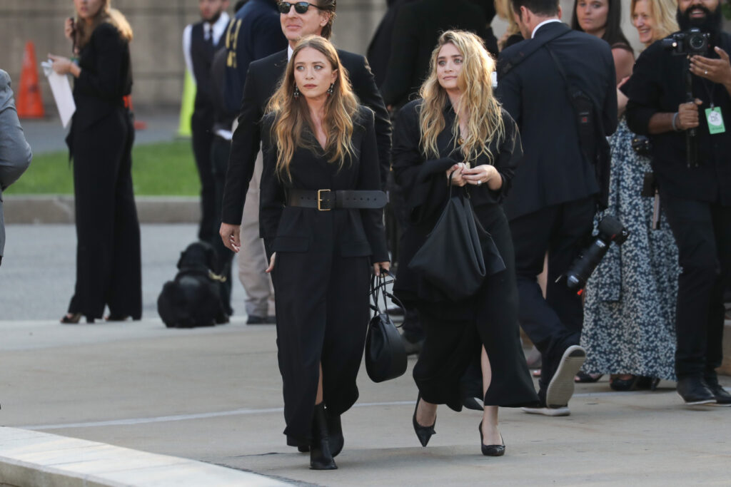 Mary-Kate a Ashley Olsen v čiernom oblečení quiet luxury