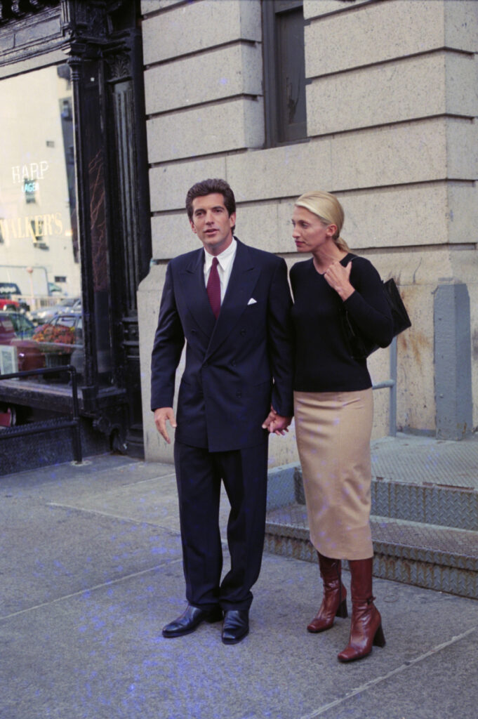 John Kennedy Junior a Carolyn Bessette Kennedy v oblečení quiet luxury
