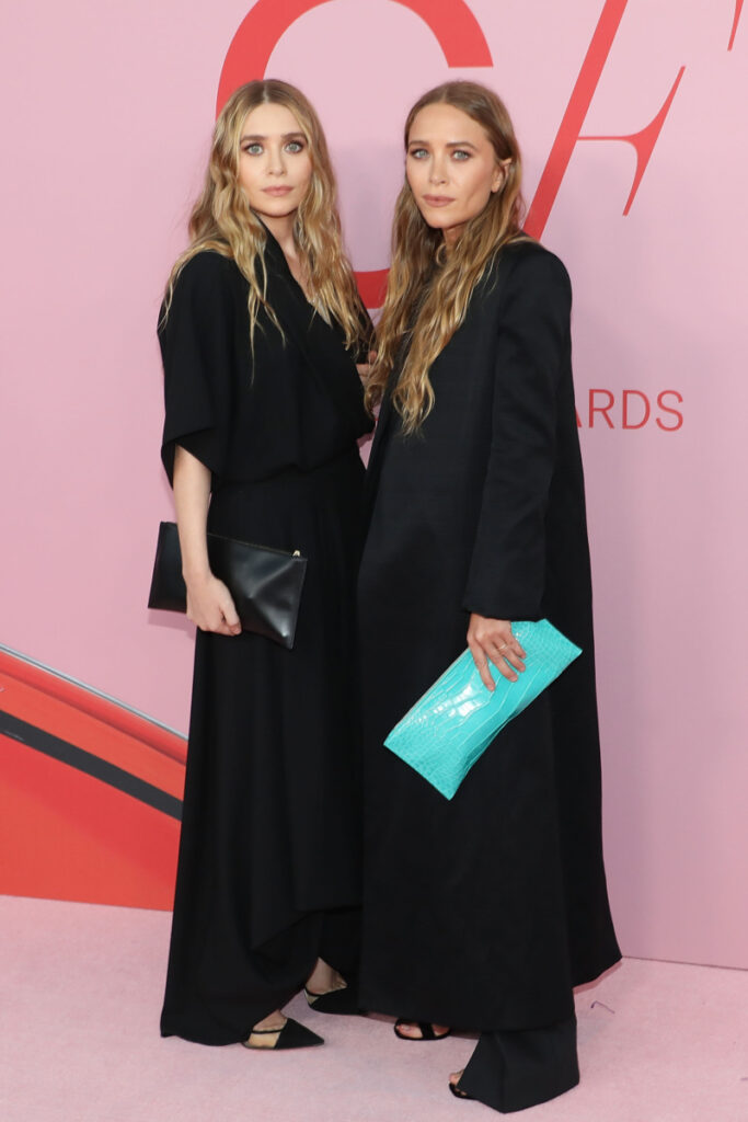 Dvojčatá Olsen v oblečení quiet luxury style