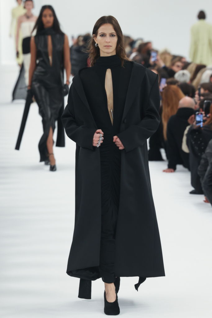 modelka na móle Givenchy v módnom dámskom kabáte
