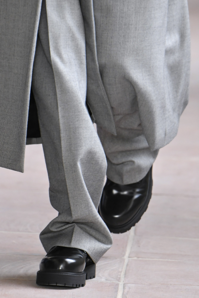čierne spoločenské topánky s oblekovými nohavicami
