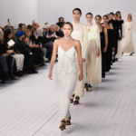 najmódnejšie šaty na jeseň a zimu 2023/2024 - modelky na prehliadke v bielych a čiernych šatách