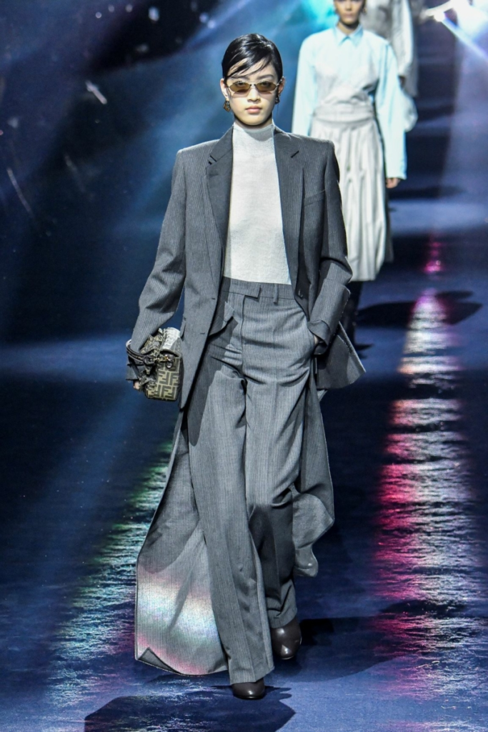 model v sivom obleku vo futuristickom štýle