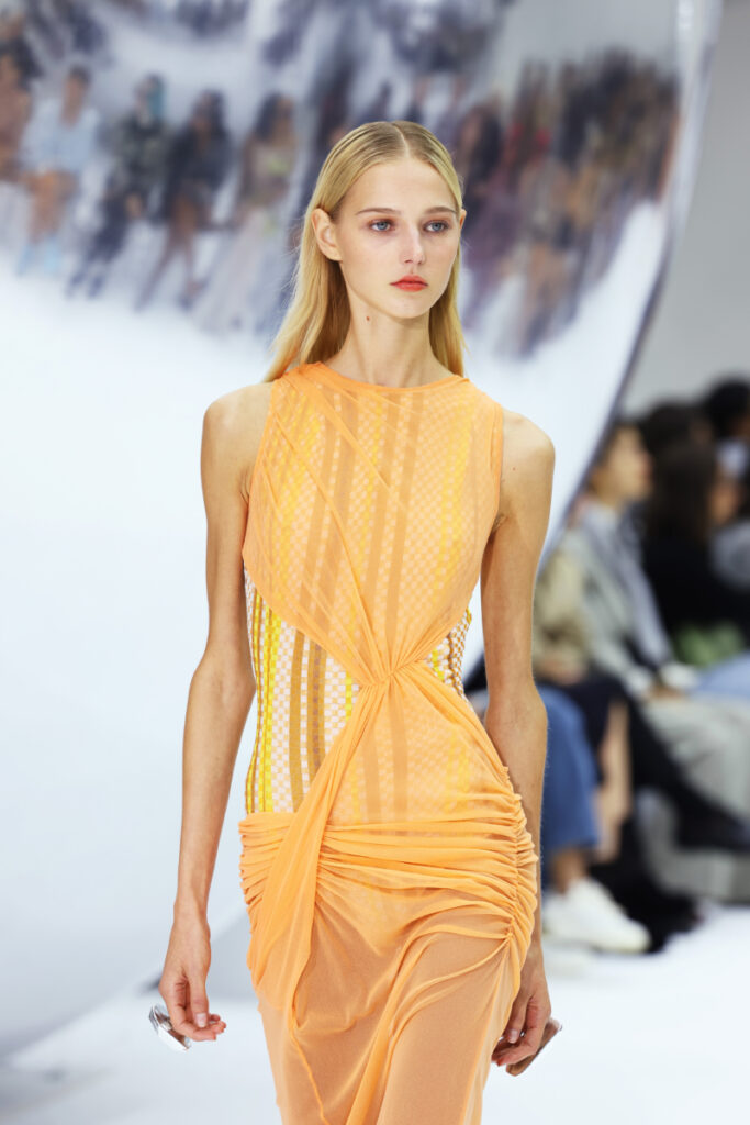 Kolor roku Pantone 2024: sukienka pomarańczowa