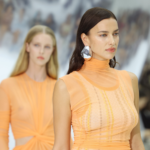 pantone color of the year 2024 – modelky v šatách v odtieni Peach Fuzz
