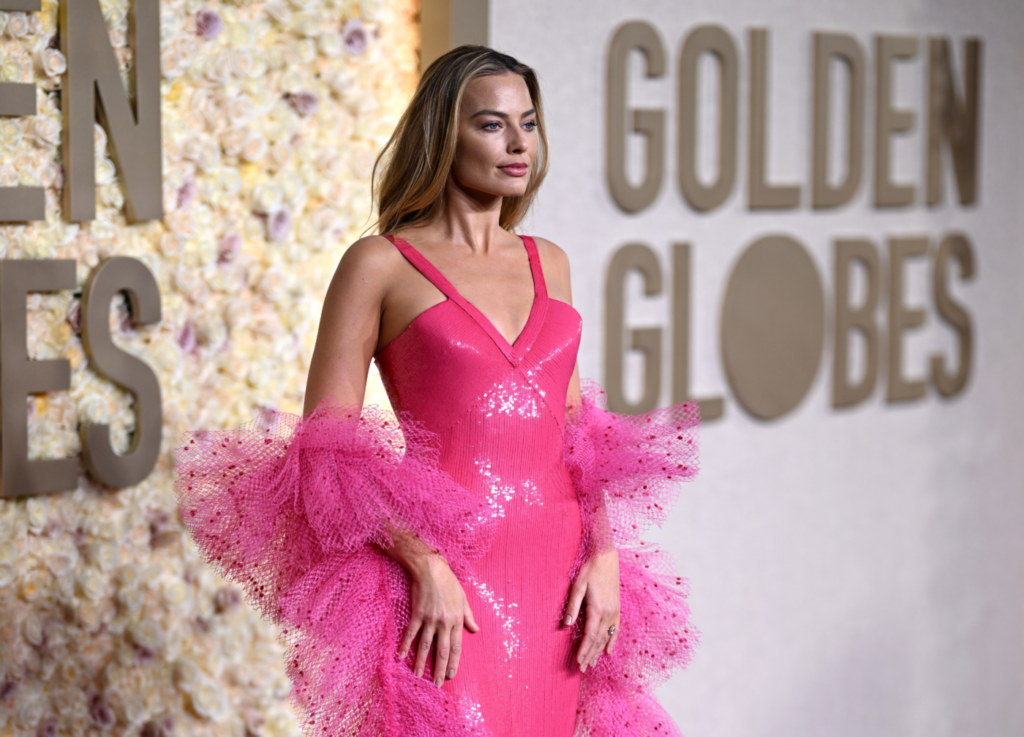 Zlaté glóbusy 2024 outfity hviezd – Margot Robbie v ružových šatách s flitrami a originálnym zdobením