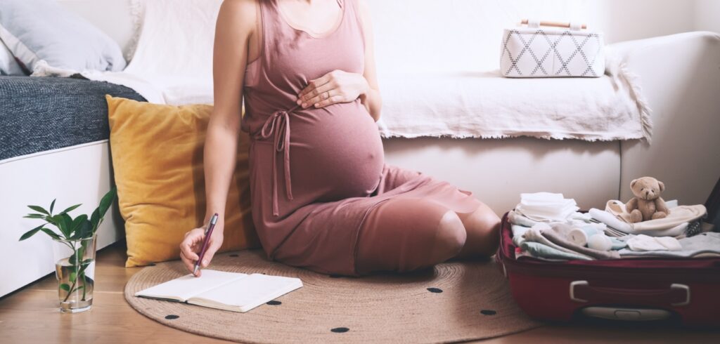 tehotná žena pripravuje tašku na pôrod