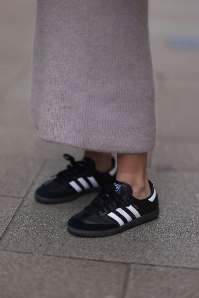 čierne adidas Samba s úpletovou sukňou alebo šatami