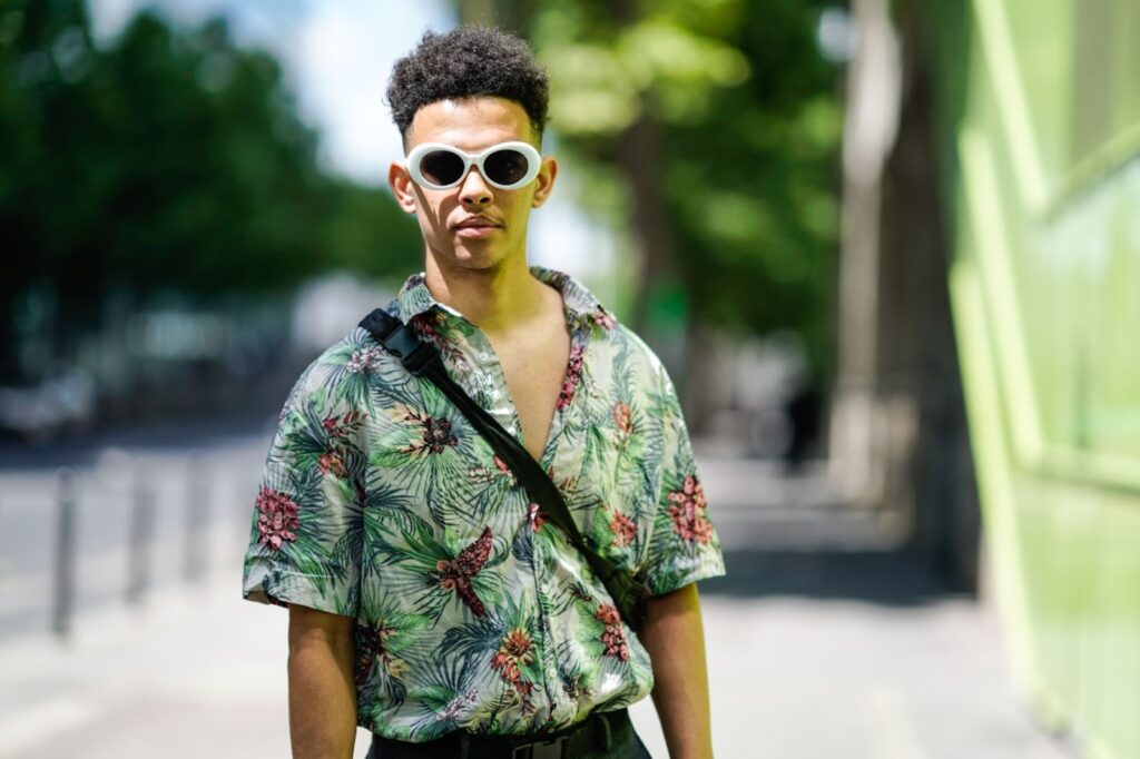 Muž v havajskej košeli a slnečných okuliaroch