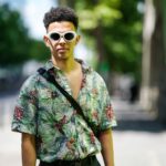Muž v havajskej košeli a slnečných okuliaroch